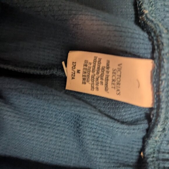 Victoria's Secret Women's Hoodie and Shorts Set - Picture 5 of 6